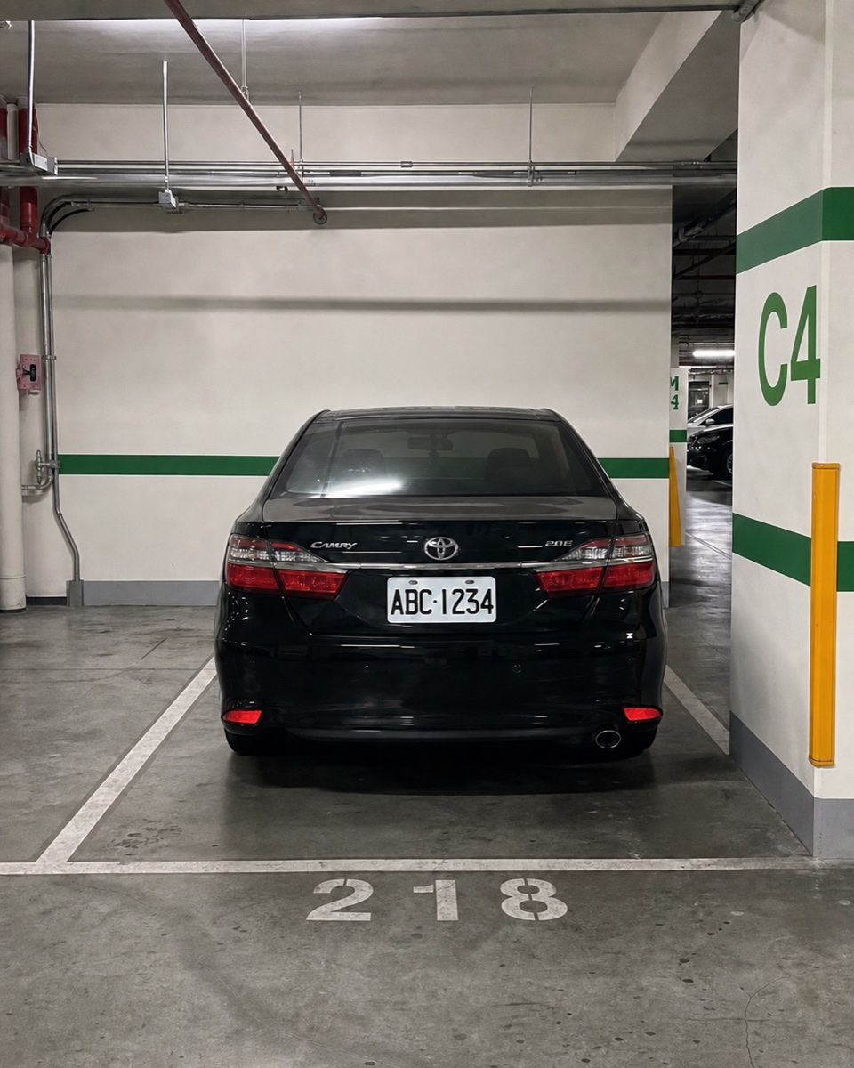 停車位置照片，柱面標示 C4，地面標示 218